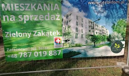 Tablica reklamowa z logo Szwajcarii Połczyńskiej