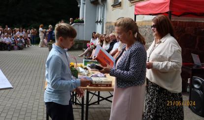 Wręczanie nagród wyróżnionym uczniom