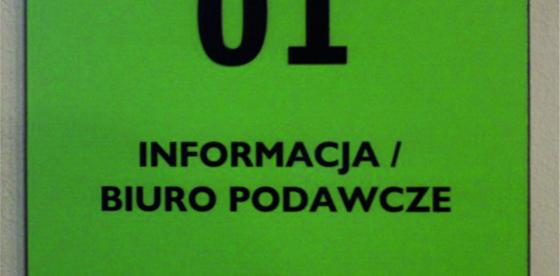 tabliczki przydrzwiowe z napisami Braille'a
