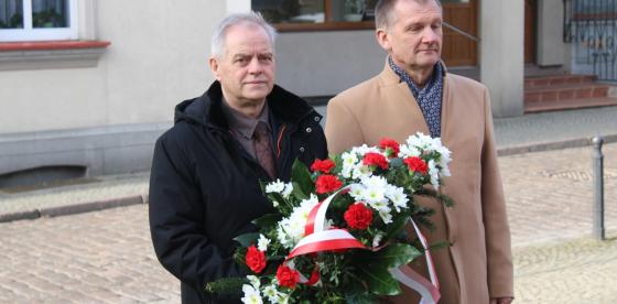 Złożenie kwiatów pod tablicą pamiątkową poświęconą „Pamięci pierwszego powojennego burmistrza Ottona Benedykta Polaka i pierwszych osadników za wkład pracy w odbudowę naszej małej ojczyzny” przez Burmistrza Połczyna-Zdroju Józefa Nizioła oraz Zastępcę Bogusława Ogorzałka